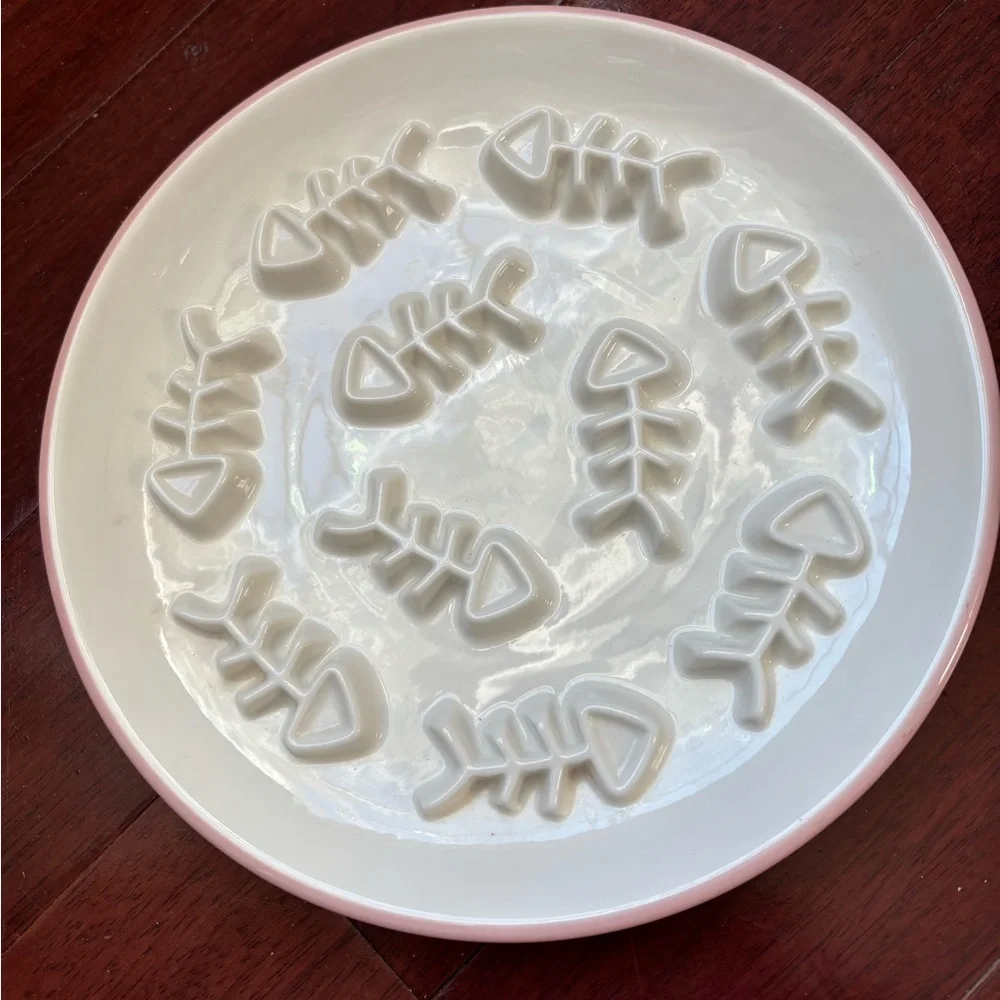 Pink white slow feeding cat bowl, fish design, new